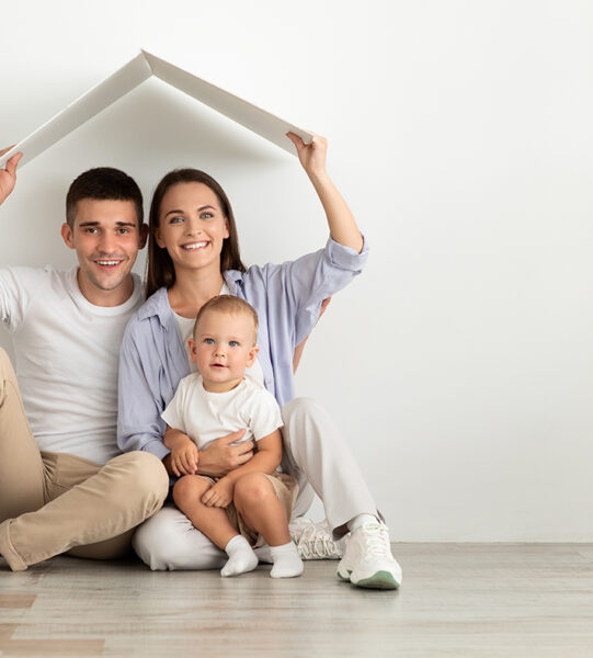 Familia feliz, contenta con los servicios prestados por la aseguradora.